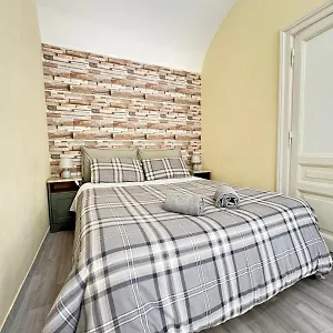 Casa Angelica Colle Oppio / Colosseo , Roma Italia